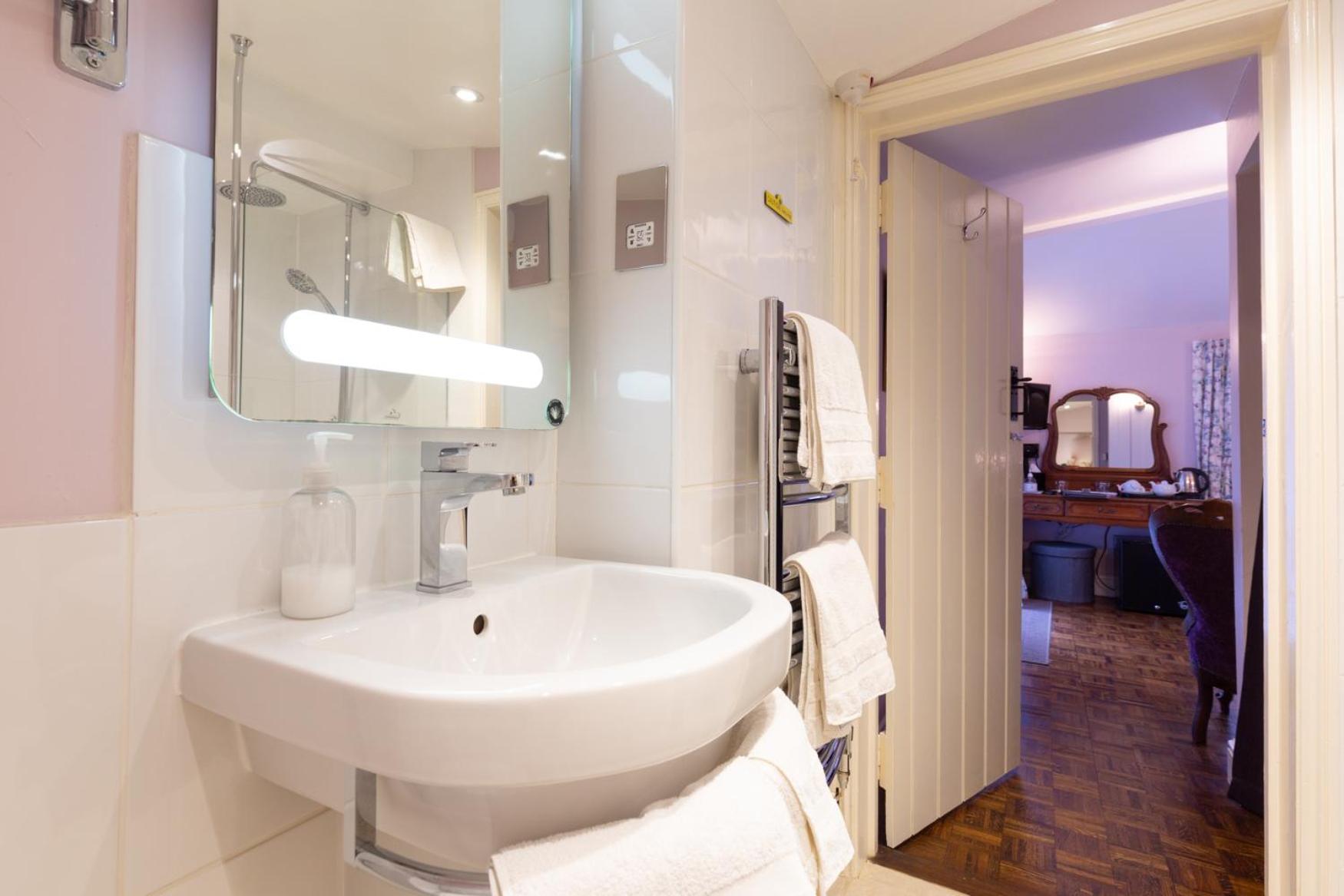Frogs Hall B&B Eye  Екстериор снимка